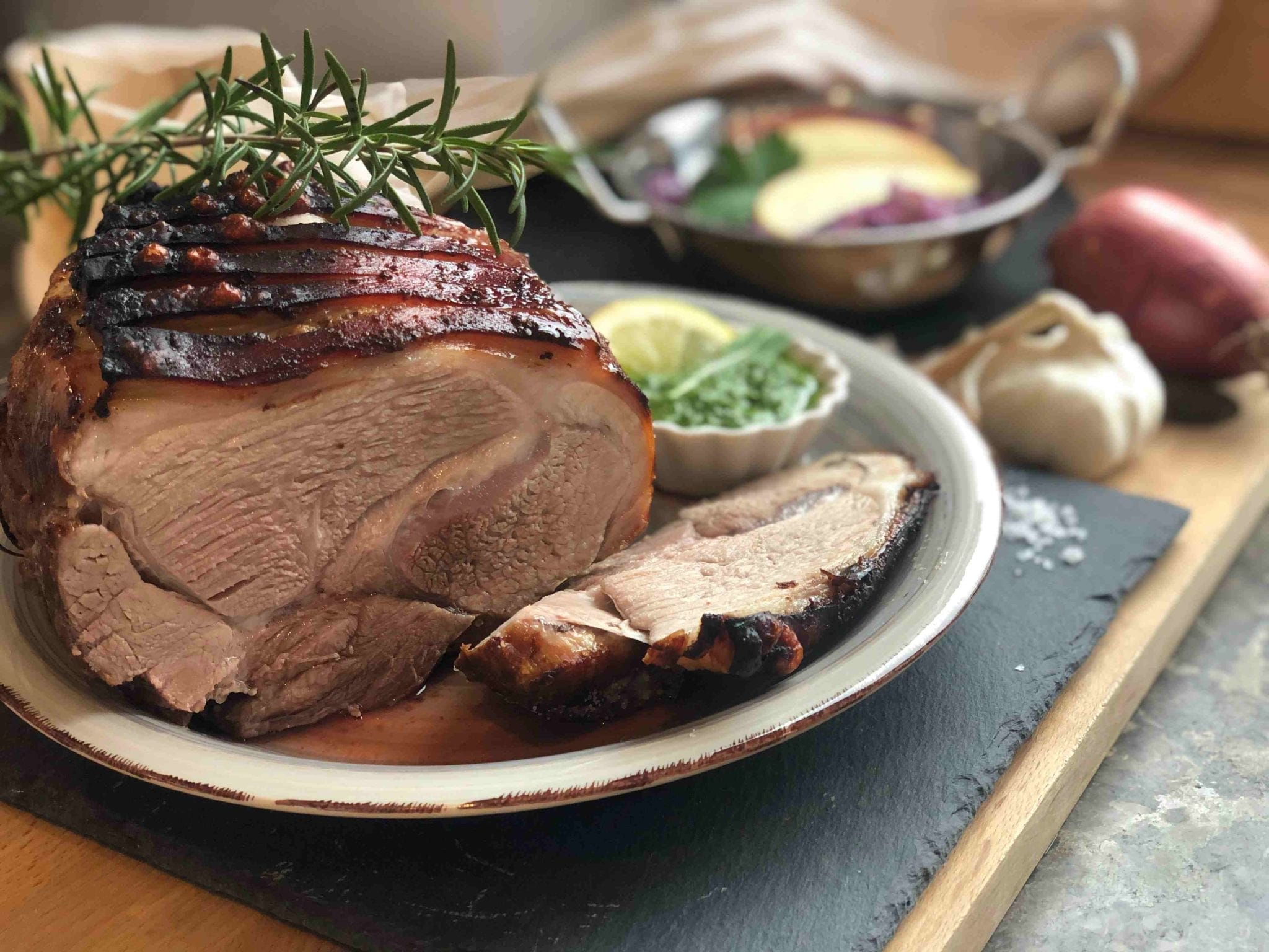 Salzbraten mit Grüner Soße und roten Zwiebeln