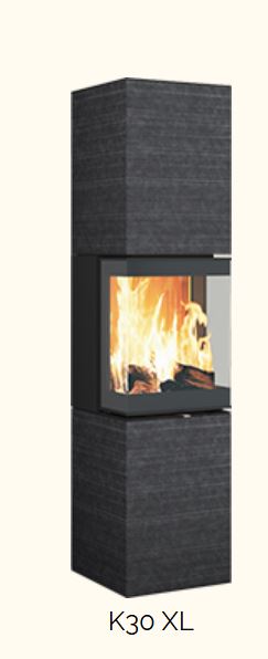 Kaminofen K30 XL Kaminofen K30 XL, schlanke Säule aus dunklem Stein, dreiseitige Sichtscheibe, FeuerKaminofen K30 XL, schlanke Säule aus dunklem Stein, dreiseitige Sichtscheibe, Feuer