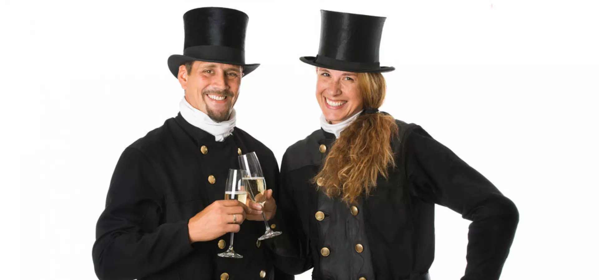 Schornsteinfeger-Team in traditioneller Zunftkleidung – Freisteller Zwei Schornsteinfeger in Zunftkleidung mit Zylinder stoßen mit Sekt an – freigestellt auf weißem Hintergrund